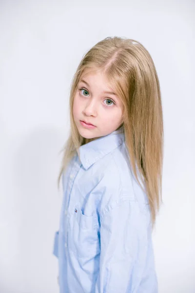 Όμορφη Μόδας Μικρό Κορίτσι Ξανθά Μαλλιά Στα Τζιν Ρούχα Λευκό — Φωτογραφία Αρχείου