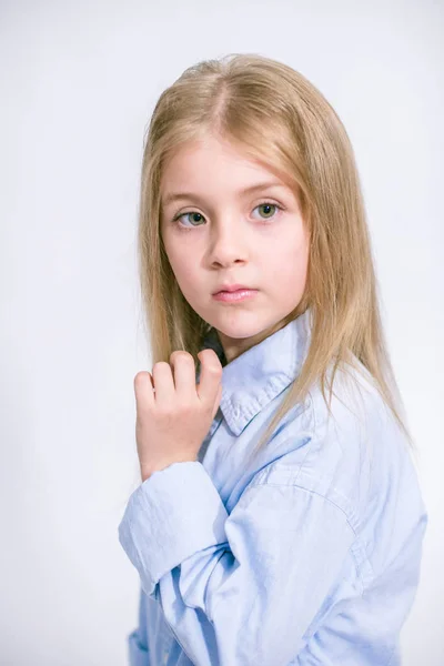 Krásná Módní Malá Holčička Blond Vlasy Džínách Oblečení Bílém Pozadí — Stock fotografie