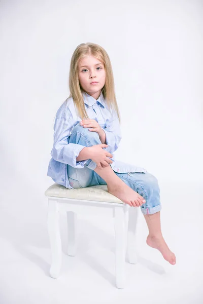 Mooie Modieuze Meisje Met Blond Haar Jeans Kleding Een Witte — Stockfoto