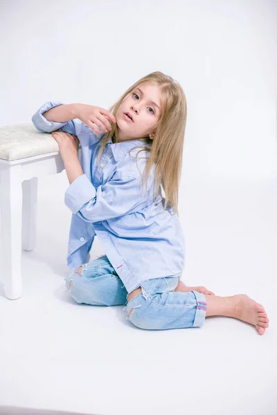 Schöne Modische Kleines Mädchen Mit Blonden Haaren Jeans Kleidung Auf — Stockfoto