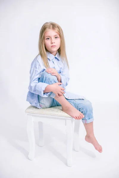 Mooie Modieuze Meisje Met Blond Haar Jeans Kleding Een Witte — Stockfoto