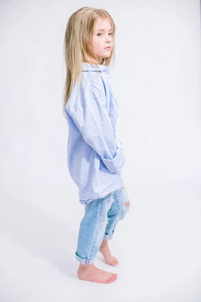 Menina Bonita Elegante Com Cabelo Loiro Jeans Roupas Fundo Branco — Fotografia de Stock