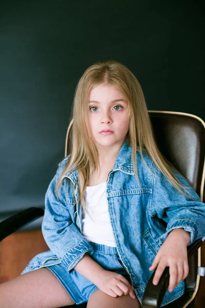 Όμορφη Μόδας Μικρό Κορίτσι Ξανθά Μαλλιά Στα Τζιν Ρούχα Μαύρο — Φωτογραφία Αρχείου
