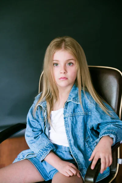 Mooie Modieuze Meisje Met Blond Haar Jeans Kleding Een Zwarte — Stockfoto