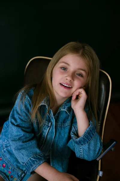 Modne Piękną Małą Dziewczynkę Blond Włosami Jeans Odzież Czarnym Tle — Zdjęcie stockowe