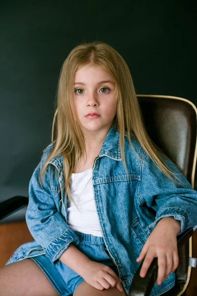 Vackra Fashionabel Liten Tjej Med Blont Hår Jeans Kläder Svart — Stockfoto