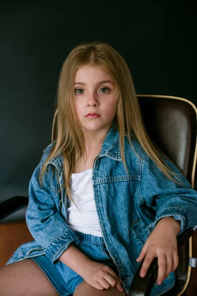 Mooie Modieuze Meisje Met Blond Haar Jeans Kleding Een Zwarte — Stockfoto
