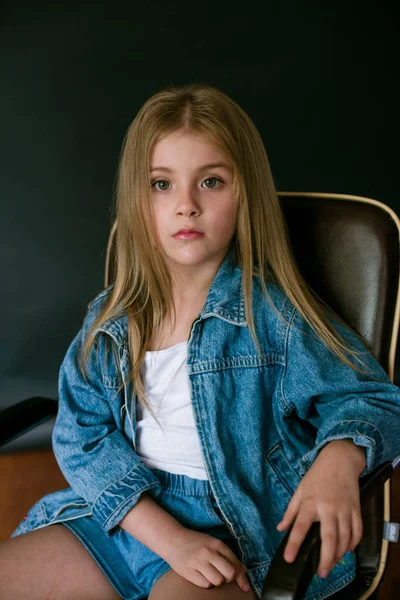 Vackra Fashionabel Liten Tjej Med Blont Hår Jeans Kläder Svart — Stockfoto