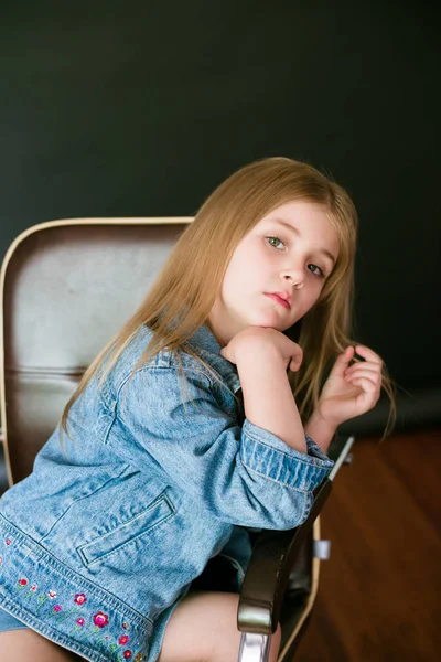 Menina Bonita Elegante Com Cabelo Loiro Jeans Roupas Fundo Preto — Fotografia de Stock