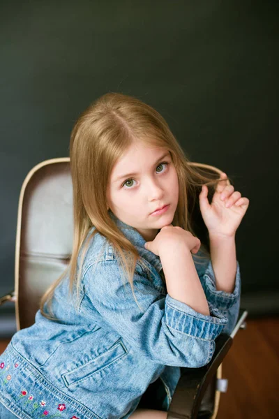 Belle Petite Fille Mode Avec Des Cheveux Blonds Jeans Vêtements — Photo