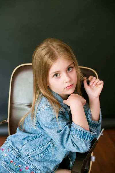 Hermosa Niña Moda Con Pelo Rubio Ropa Vaqueros Sobre Fondo —  Fotos de Stock