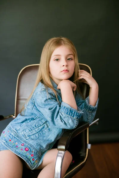 Krásná Módní Malá Holčička Blond Vlasy Džínách Oblečení Černém Pozadí — Stock fotografie
