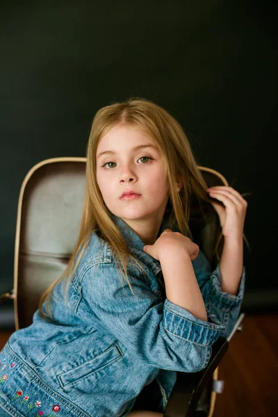 Bella Bambina Alla Moda Con Capelli Biondi Jeans Vestiti Uno — Foto Stock