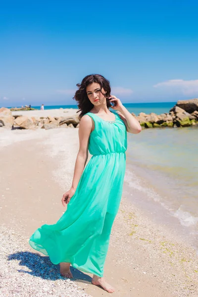 Jeune fille sur la plage d'été avec coquille — Photo