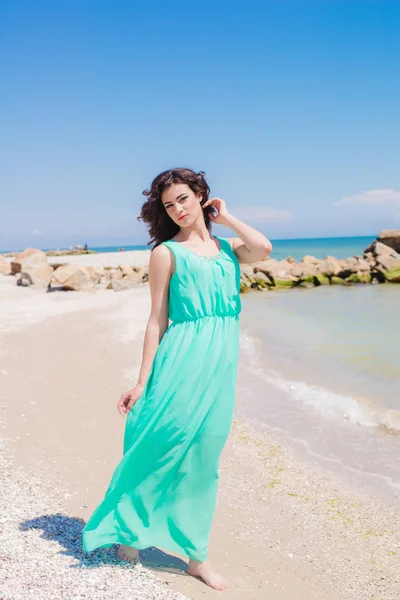 Ung flicka på sommar strand med skal — Stockfoto