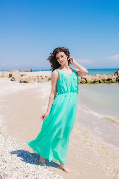 Menina na praia de verão com concha — Fotografia de Stock