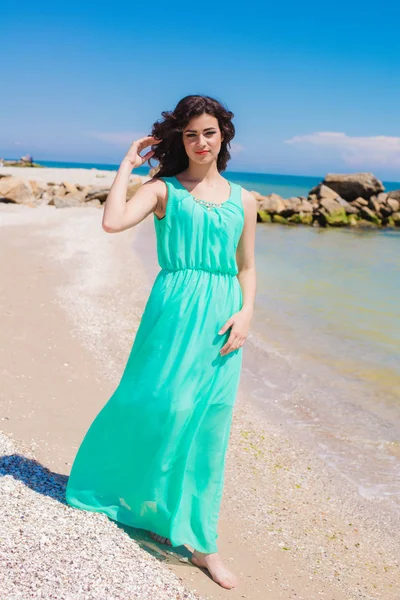 Ung flicka på sommar strand med skal — Stockfoto