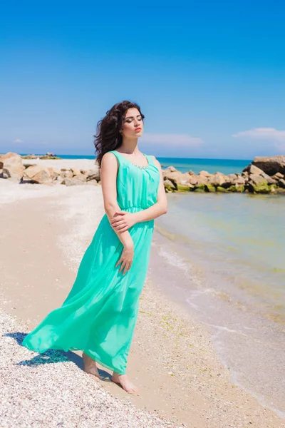 Jong meisje op het strand van de zomer met shell — Stockfoto