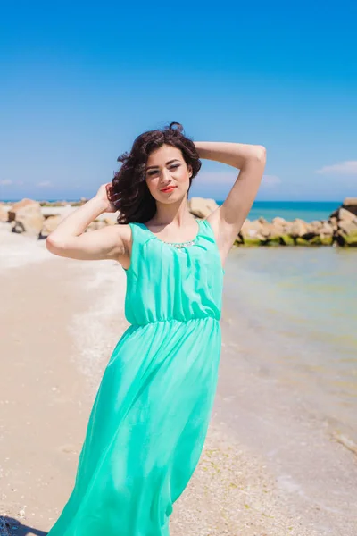 Menina na praia de verão com concha — Fotografia de Stock