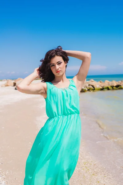 Jeune fille sur la plage d'été avec coquille — Photo