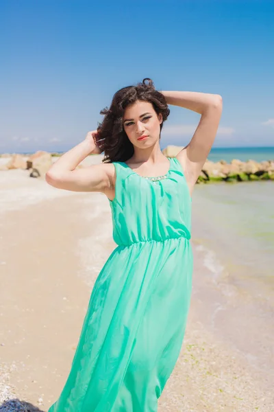 Młoda dziewczyna na plaży latem z powłoki — Zdjęcie stockowe