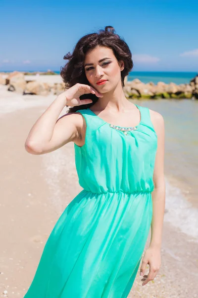 Jeune fille sur la plage d'été avec coquille — Photo