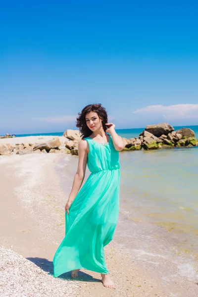 Chica joven en la playa de verano con concha — Foto de Stock
