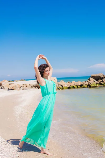 年轻的女孩，与壳牌的夏季海滩上 — 图库照片