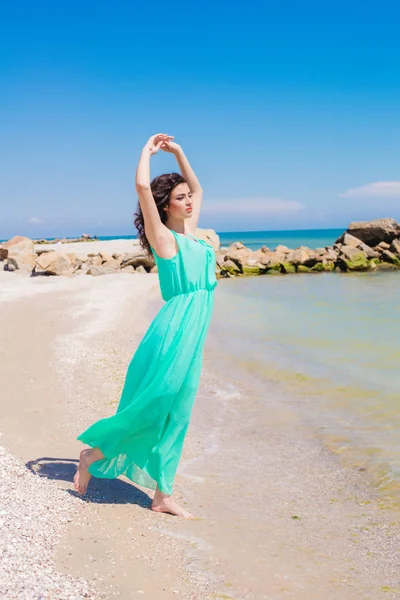 Junges Mädchen am Sommerstrand mit Muschel — Stockfoto