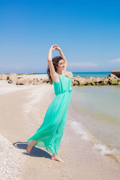 Junges Mädchen am Sommerstrand mit Muschel — Stockfoto