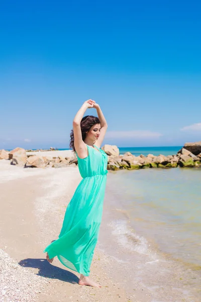 Νεαρό κορίτσι στην παραλία το καλοκαίρι με κέλυφος — Φωτογραφία Αρχείου