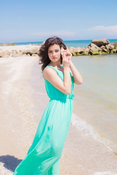 Chica joven en la playa de verano con concha — Foto de Stock