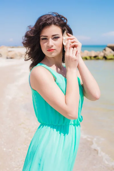 Chica joven en la playa de verano con concha —  Fotos de Stock