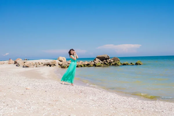 Ung flicka på sommar strand med skal — Stockfoto