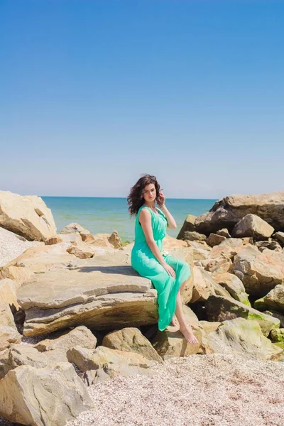 Jovem menina bonita em um vestido longo na praia — Fotografia de Stock