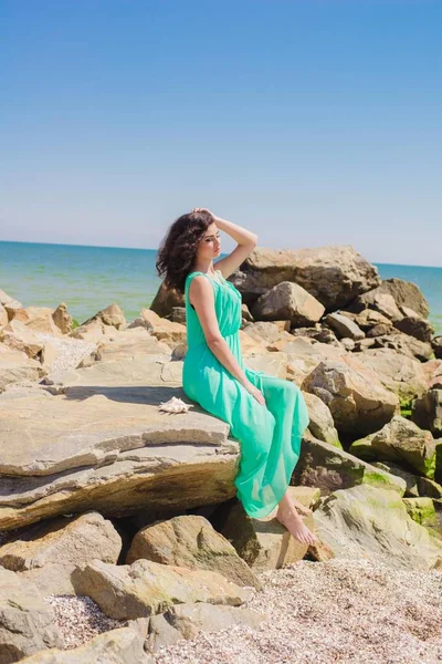 Sahilde uzun elbiseli genç güzel kız — Stok fotoğraf