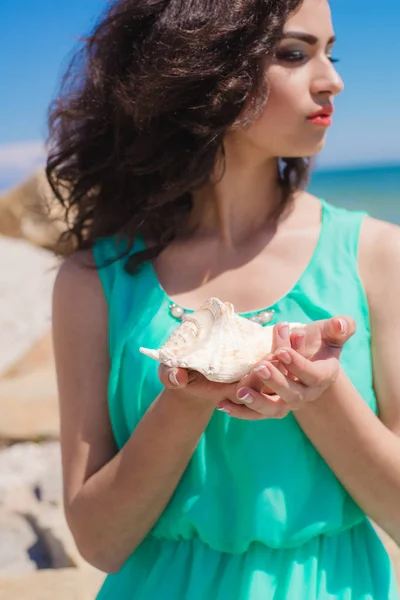 Молодая девушка на летнем пляже со скорлупой — стоковое фото