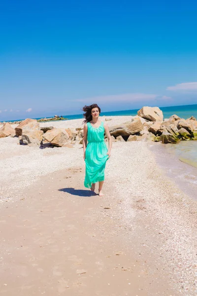 Młoda piękna dziewczyna w długiej sukni na plaży — Zdjęcie stockowe