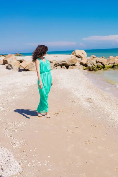 Jovem menina bonita em um vestido longo na praia — Fotografia de Stock