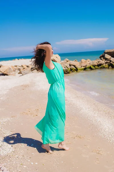 年轻漂亮的女孩，在沙滩上的长裙子 — 图库照片