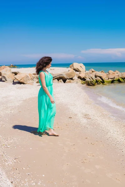 年轻漂亮的女孩，在沙滩上的长裙子 — 图库照片