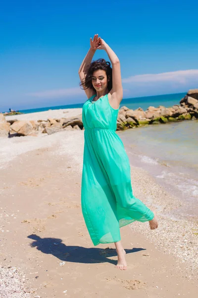 Joven hermosa chica en un vestido largo en la playa — Foto de Stock