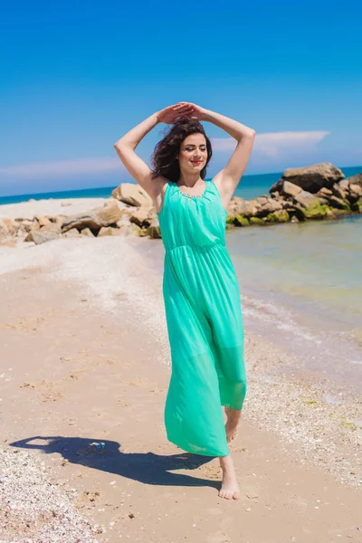 Joven hermosa chica en un vestido largo en la playa — Foto de Stock