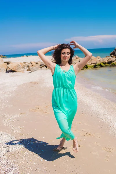 Joven hermosa chica en un vestido largo en la playa —  Fotos de Stock