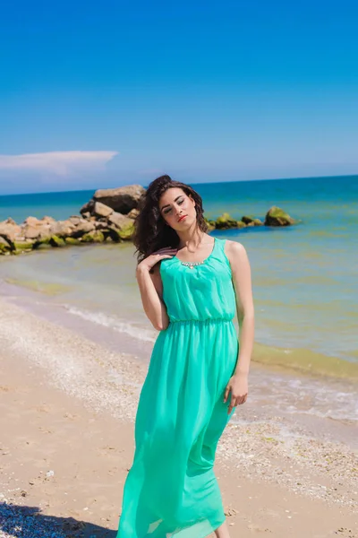 Sahilde uzun elbiseli genç güzel kız — Stok fotoğraf