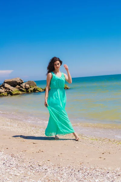 Joven hermosa chica en un vestido largo en la playa —  Fotos de Stock