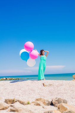 Renkli balonlar ile sahilde güzel kız 