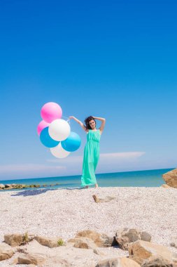 Renkli balonlar ile sahilde güzel kız 