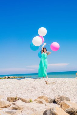 Renkli balonlar ile sahilde güzel kız 