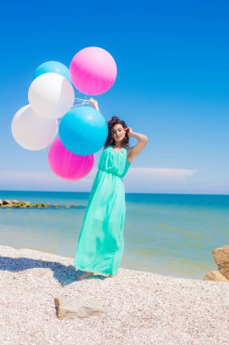Renkli balonlar ile sahilde güzel kız 